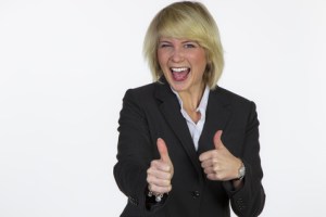 Blonde Frau hält 2 Daumen hoch